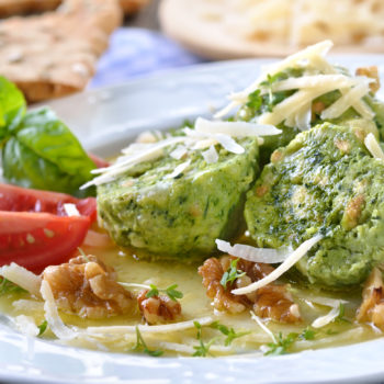 Südtiroler Bauernküche mit Spinatknödel