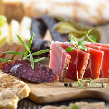 Gemischte Südtiroler Törggelen-Brotzeit mit Speck, Käse und Kaminwurzen